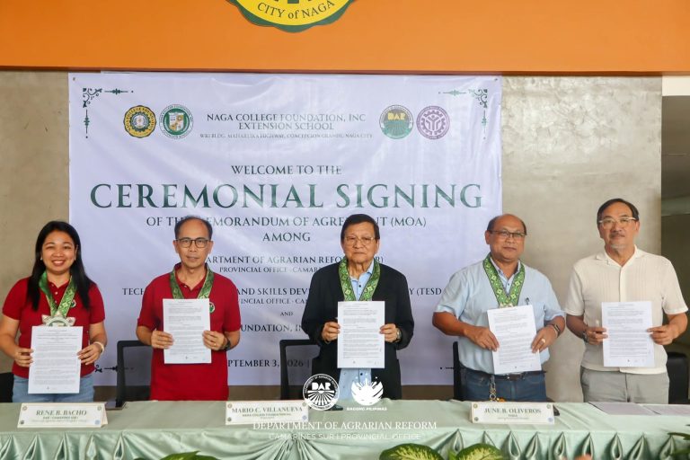 Pres. Villanueva, DAR and TESDA reps duringb the MOA signing